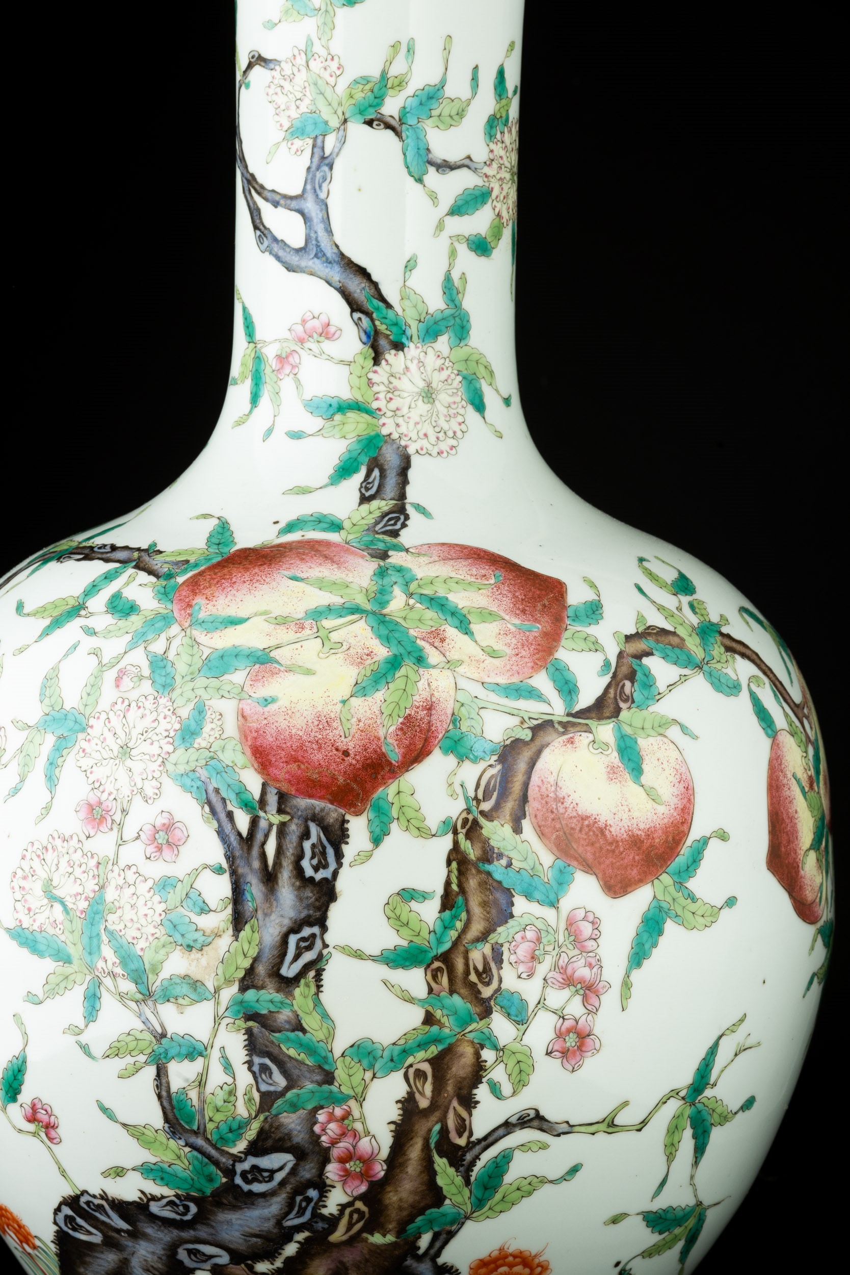 Vaso in Porcellana a Fondo Bianco con Decoro di Pesche, Cina, Dinastia Qing, XIX Secolo