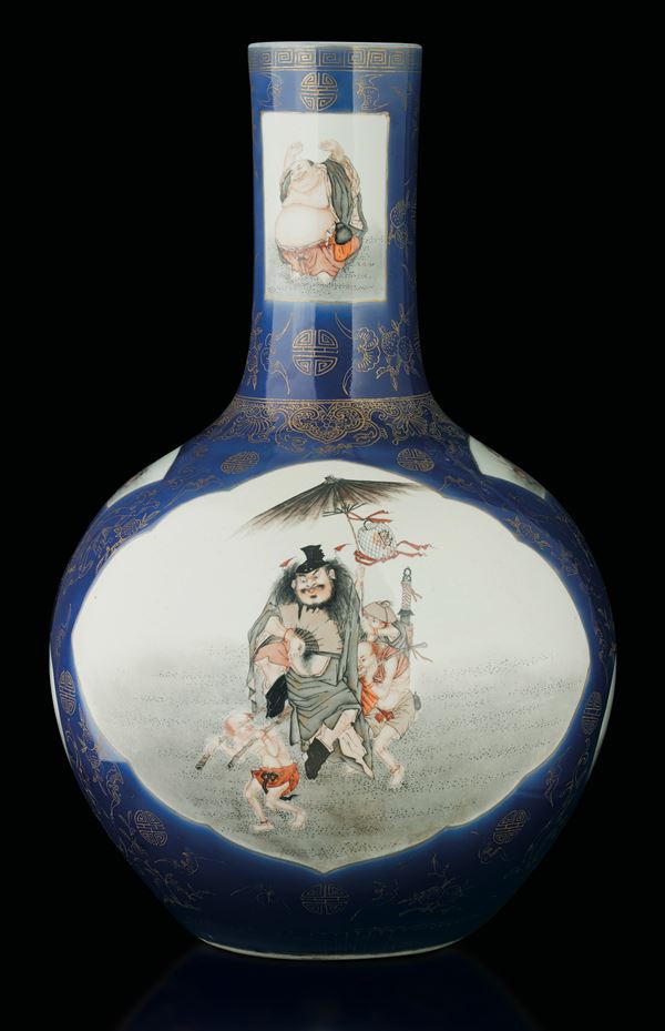 Vaso in porcellana a fondo blu poudrè con personaggi di saggi entro riserve e decori naturalistici dorati, Cina, Dinastia Qing (1644-1912)