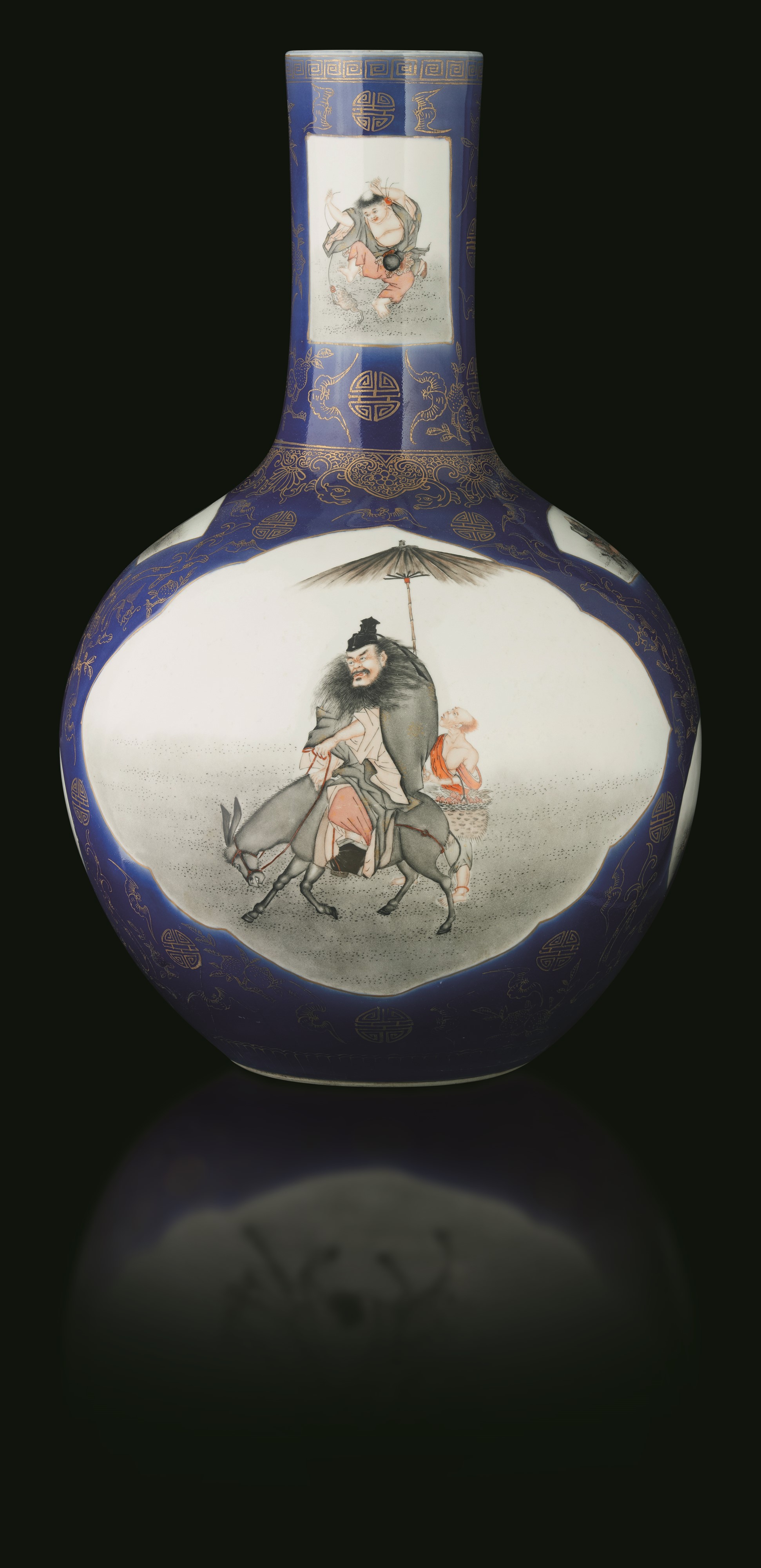 Vaso in Porcellana a Fondo Blu Poudrè con Personaggi di Saggi Entro Riserve e Decori Naturalistic...