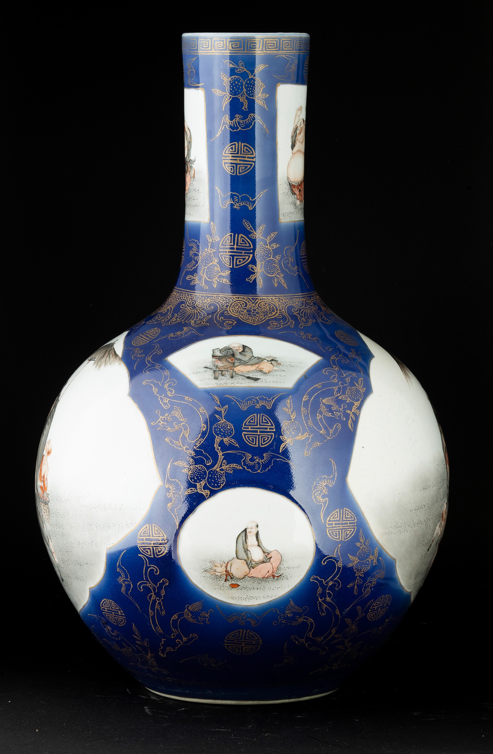 Vaso in Porcellana a Fondo Blu Poudrè con Personaggi di Saggi Entro Riserve e Decori Naturalistic...
