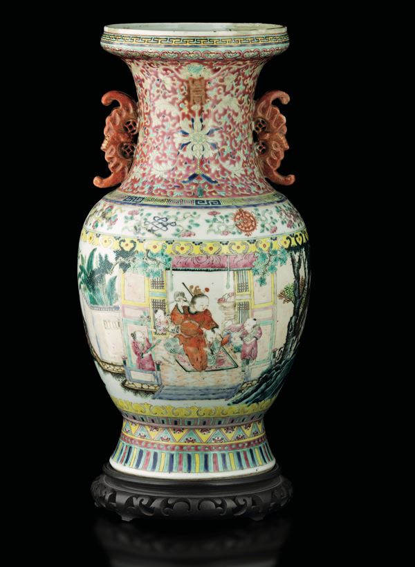 Vaso in porcellana Famiglia Rosa raffigurante scena di bambini che giocano, decori naturalistici policromi e anse a forma di pipistrello, Cina, Dinastia Qing, XIX-XX secolo