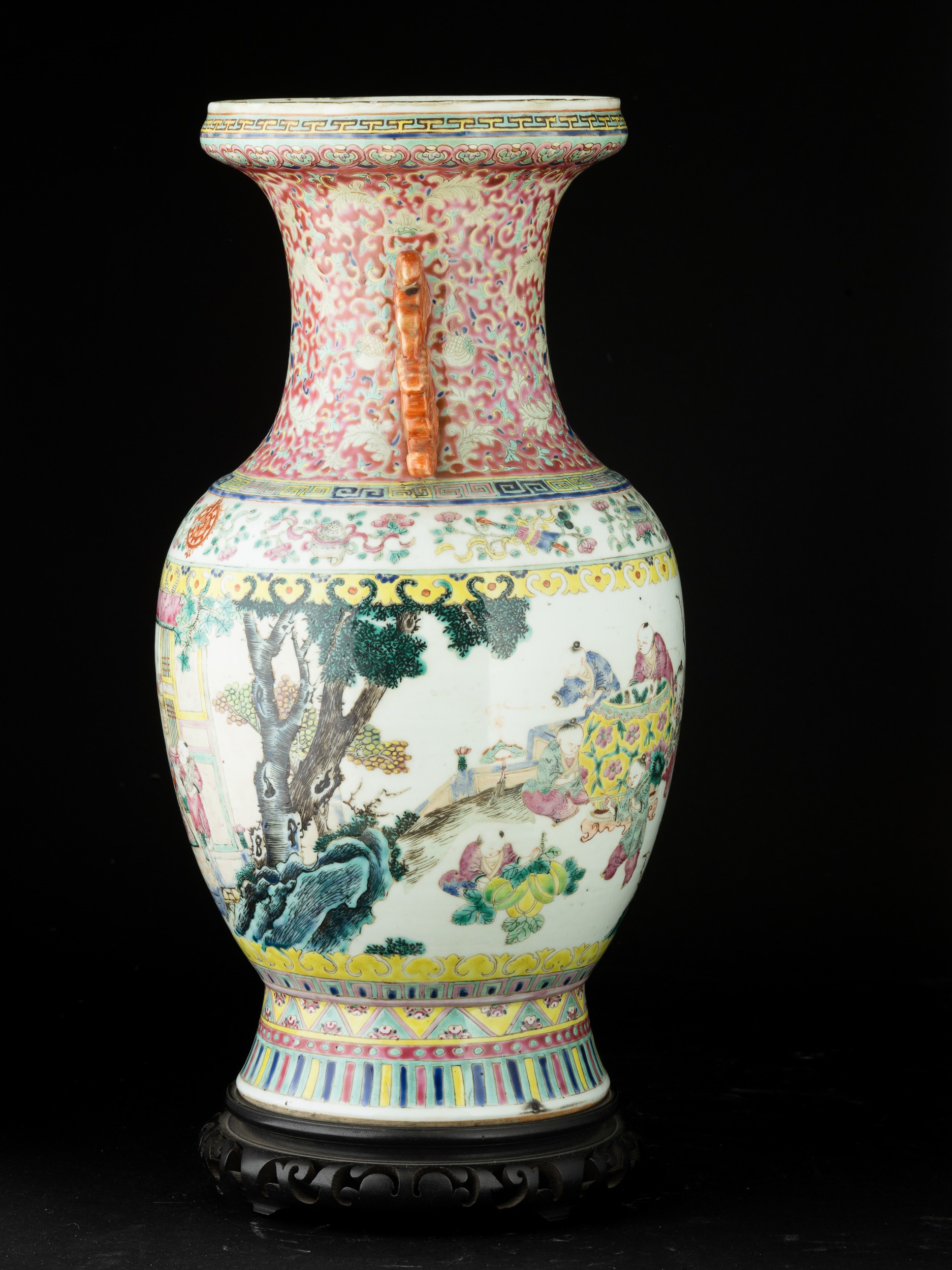 Vaso in Porcellana Famiglia Rosa Raffigurante Scena di Bambini che Giocano, Decori Naturalistici ...