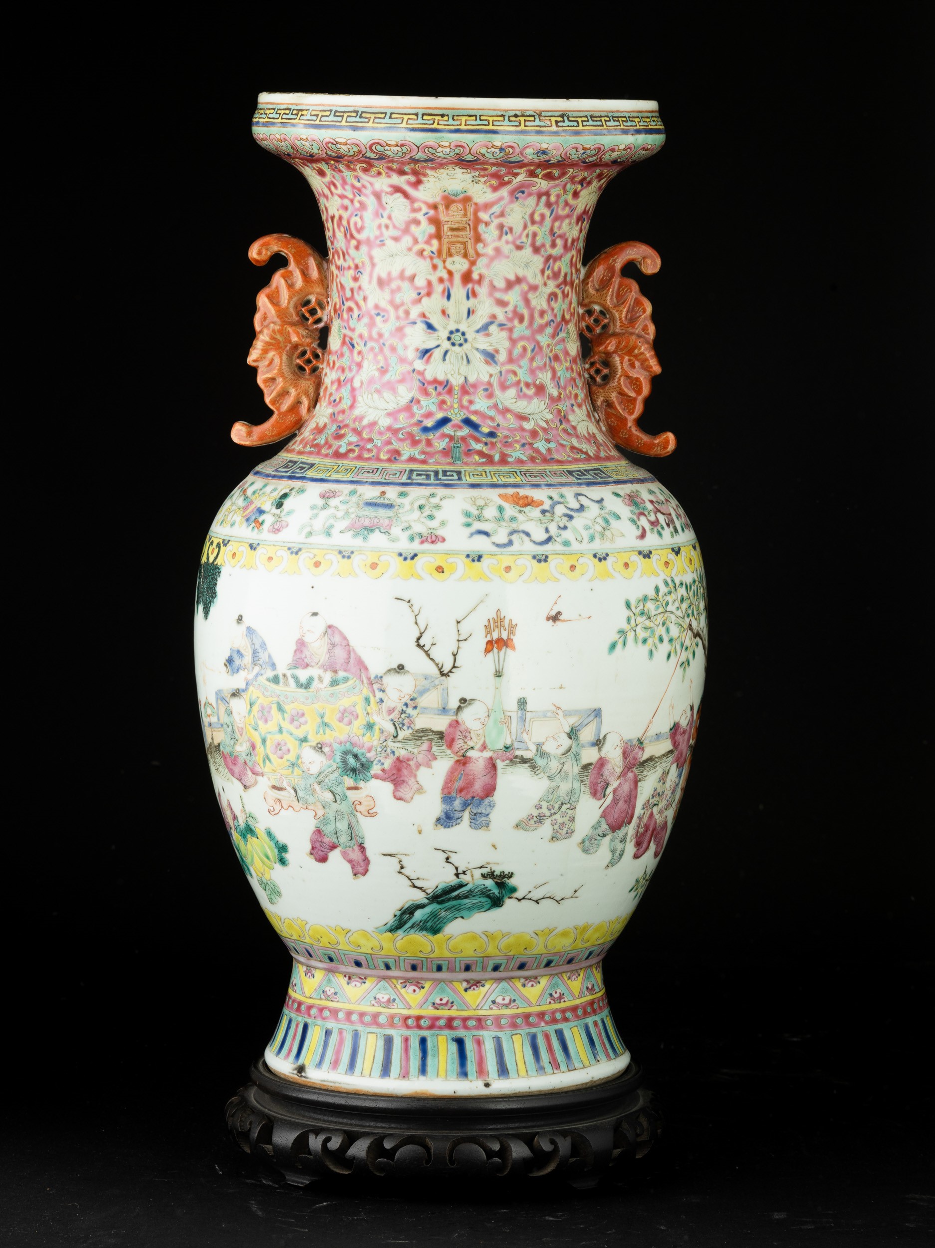 Vaso in Porcellana Famiglia Rosa Raffigurante Scena di Bambini che Giocano, Decori Naturalistici ...