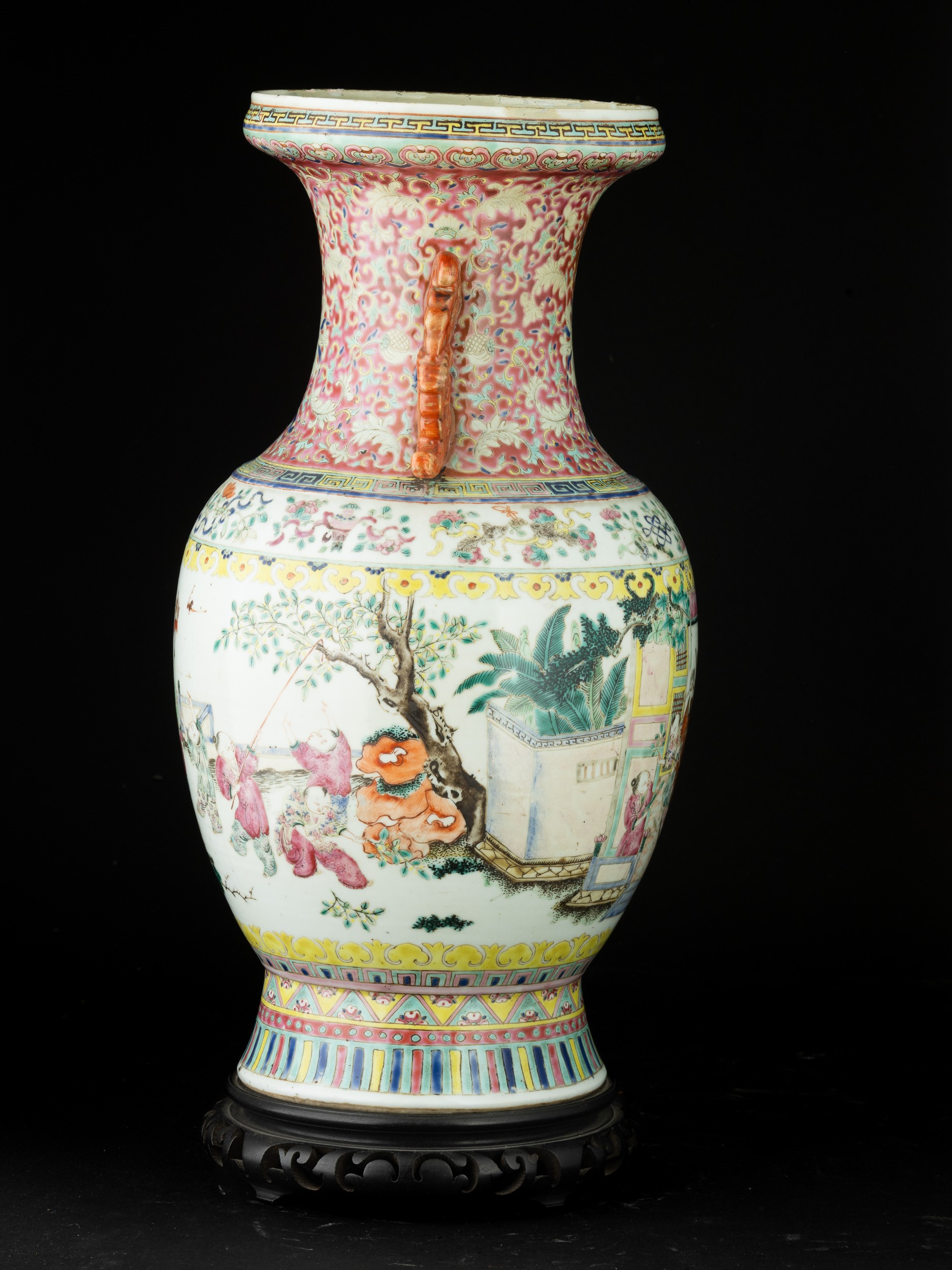 Vaso in Porcellana Famiglia Rosa Raffigurante Scena di Bambini che Giocano, Decori Naturalistici ...