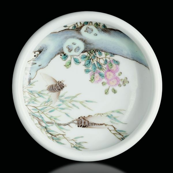 Piatto in porcellana raffigurante paesaggio naturalistico con api, Cina, Dinastia Qing, XX secolo