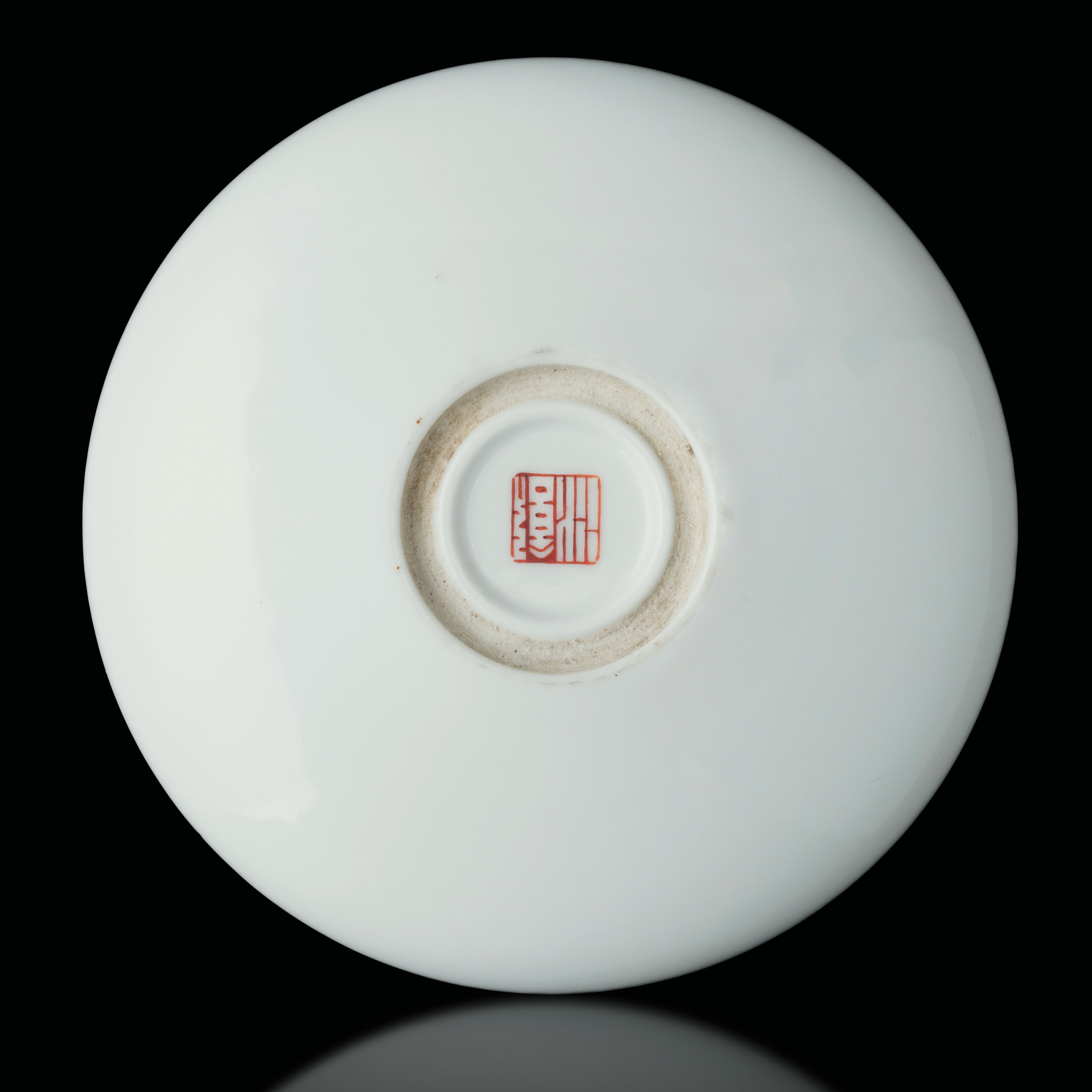 Piatto in Porcellana Raffigurante Paesaggio Naturalistico con Api, Cina, Dinastia Qing, XX Secolo