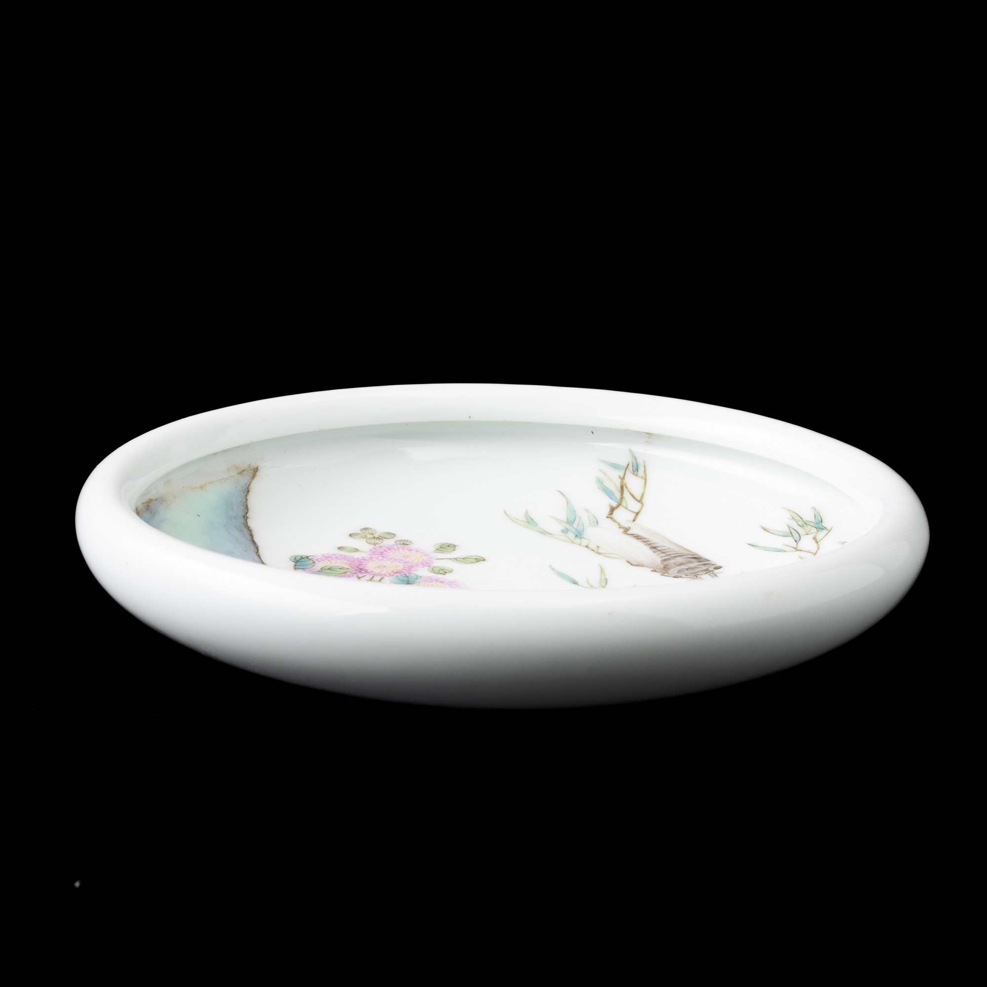 Piatto in Porcellana Raffigurante Paesaggio Naturalistico con Api, Cina, Dinastia Qing, XX Secolo