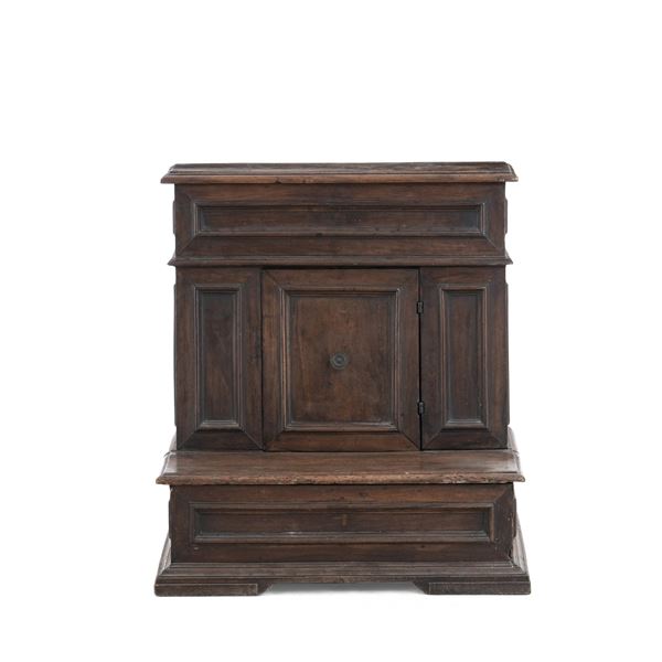 Inginocchiatoio in noce con anta pannellata. Elementi antichi