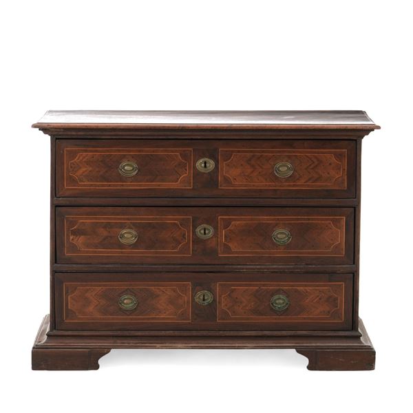 Cassettone lastronato e filettato. XVIII-XIX secolo