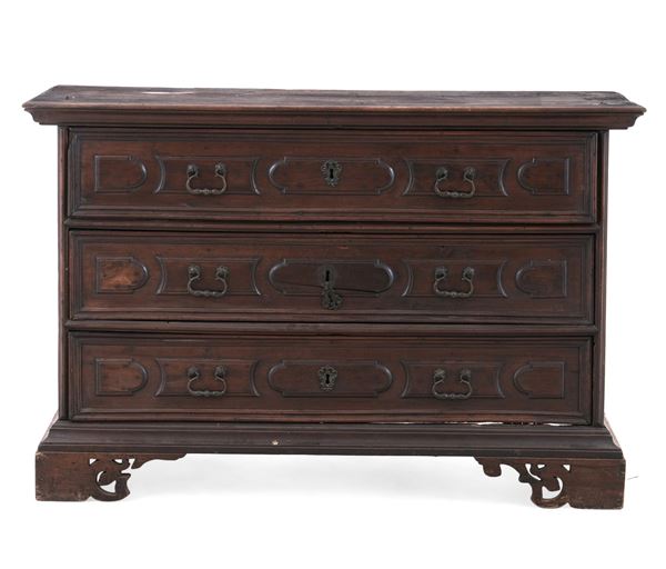 Cassettone con fronte a tre cassetti decorati da cartelle sagomate. Emilia, XVII secolo