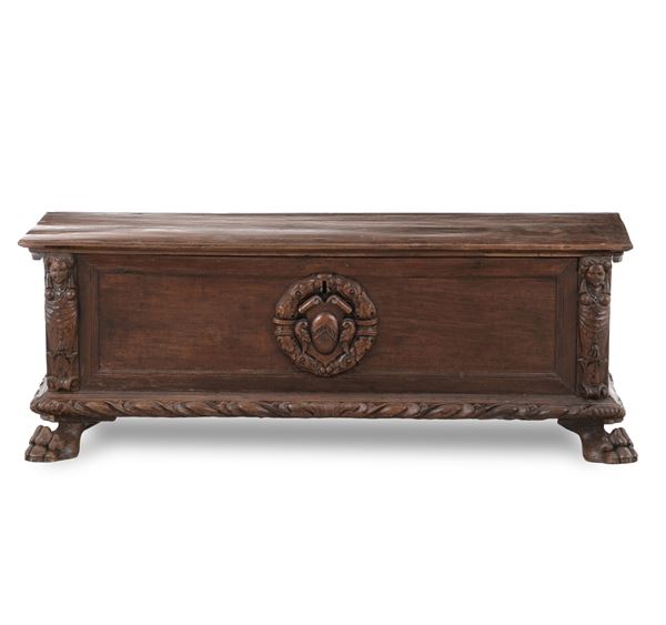 Cassapanca in legno intagliato. elementi antichi