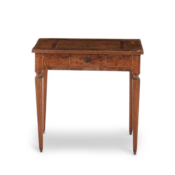 Tavolo da gioco lastronato e filettato in noce e radica di noce. XIX secolo