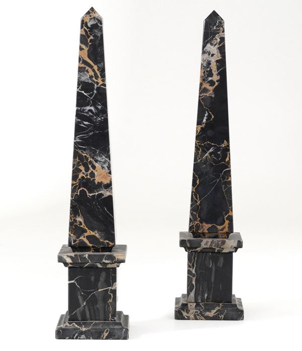 Coppia di obelischi in marmo