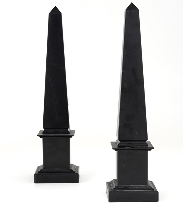 Coppia di obelischi in marmo