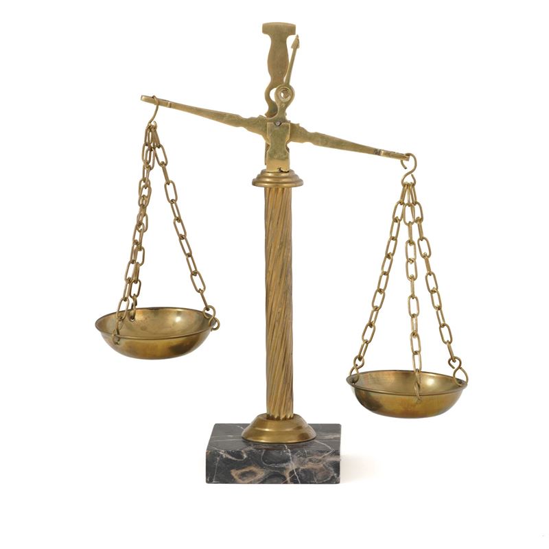 Bilancia in metallo dorato  - Asta Antiquariato - Cambi Casa d'Aste