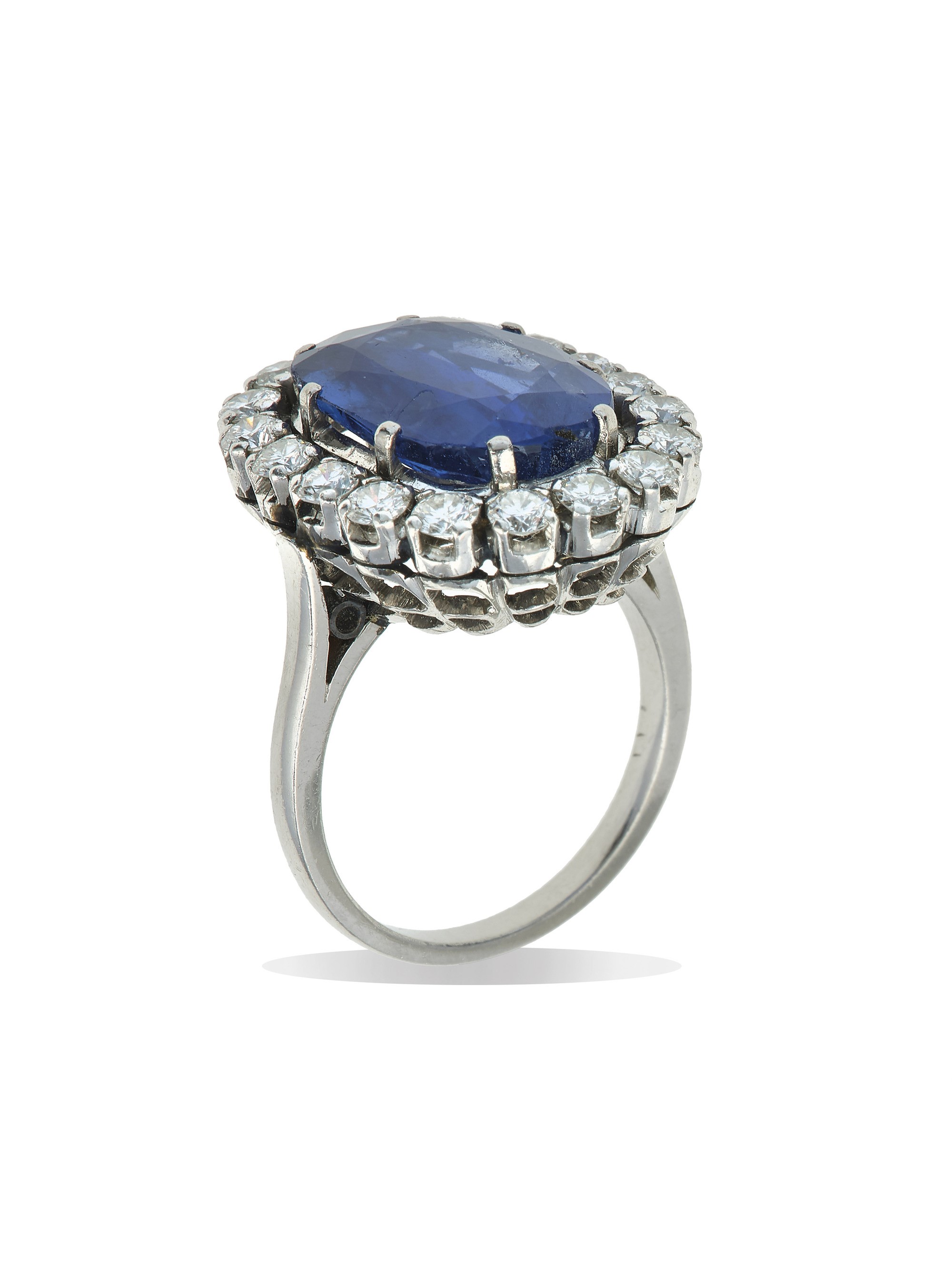 Anello con Zaffiro Sri Lanka di Ct 7.20 Circa e Diamanti a Contorno