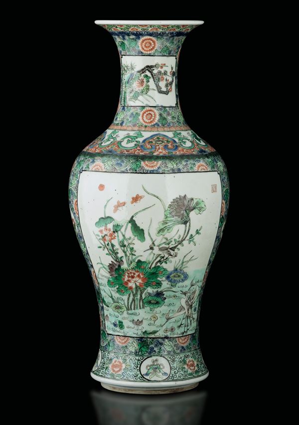 Vaso in porcellana Famiglia rosa raffigurante scena naturalistica con motivi floreali, Cina, Dinastia Qing, XIX secolo