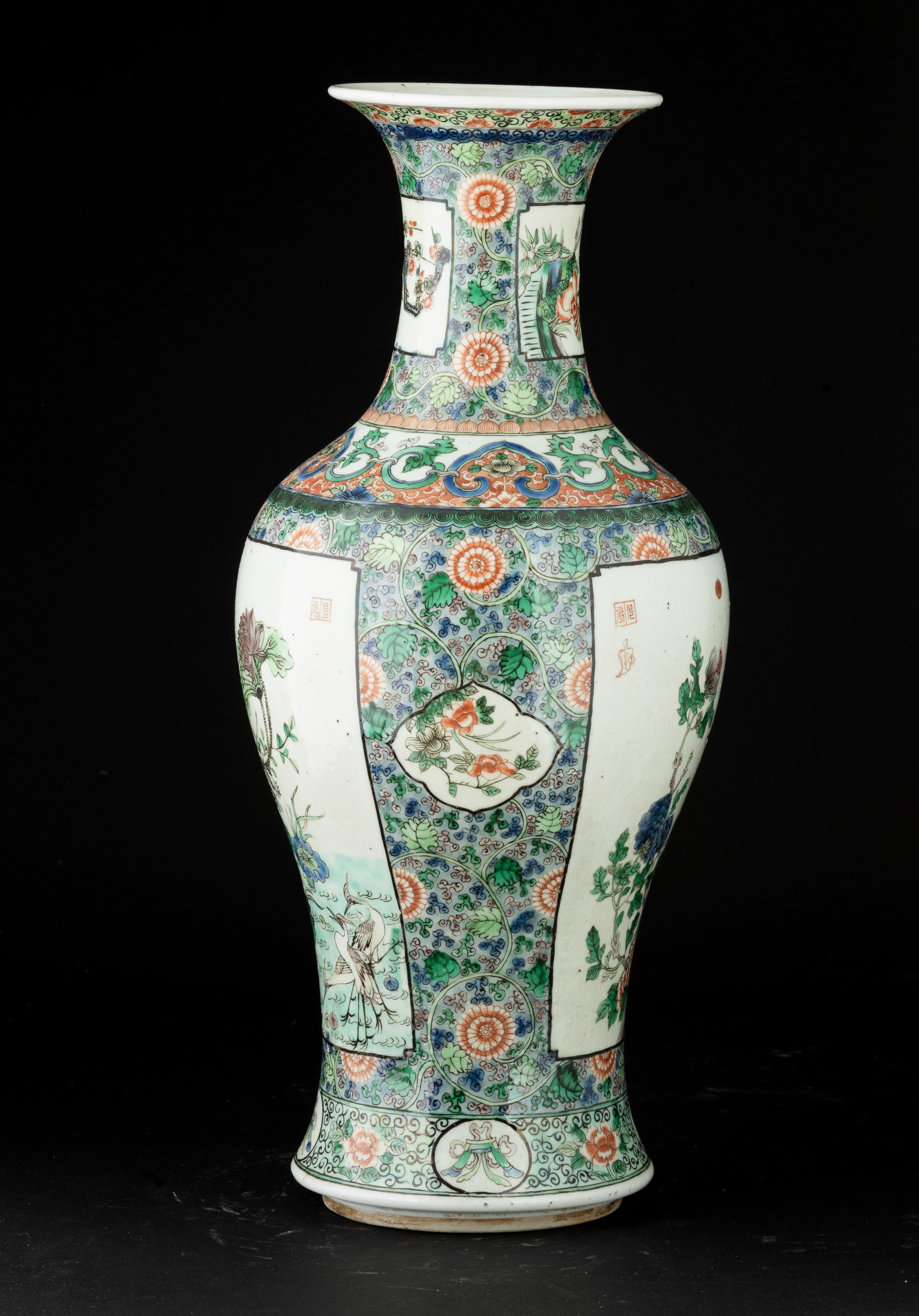 Vaso in Porcellana Famiglia Rosa Raffigurante Scena Naturalistica con Motivi Floreali, Cina, Dina...
