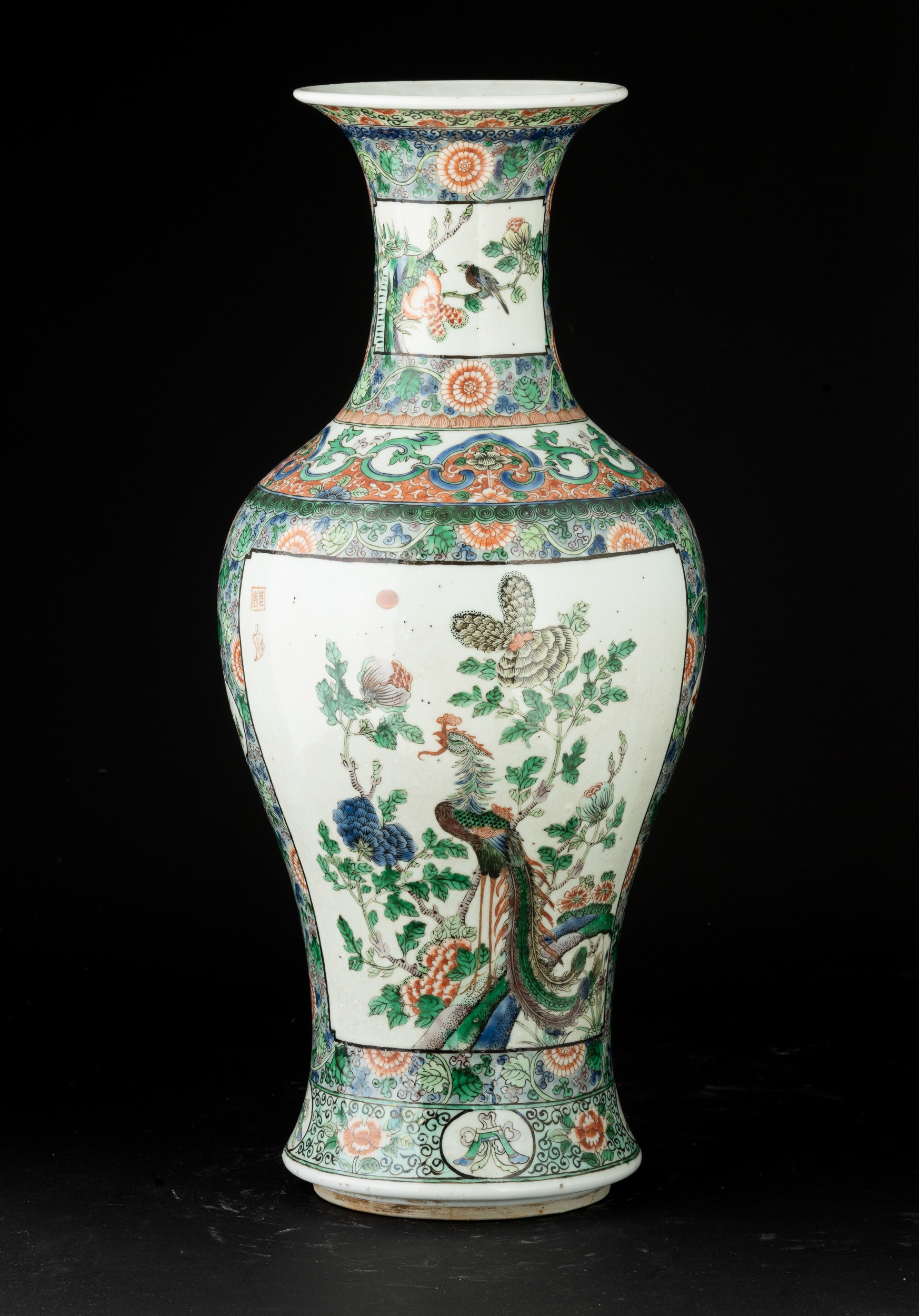 Vaso in Porcellana Famiglia Rosa Raffigurante Scena Naturalistica con Motivi Floreali, Cina, Dina...