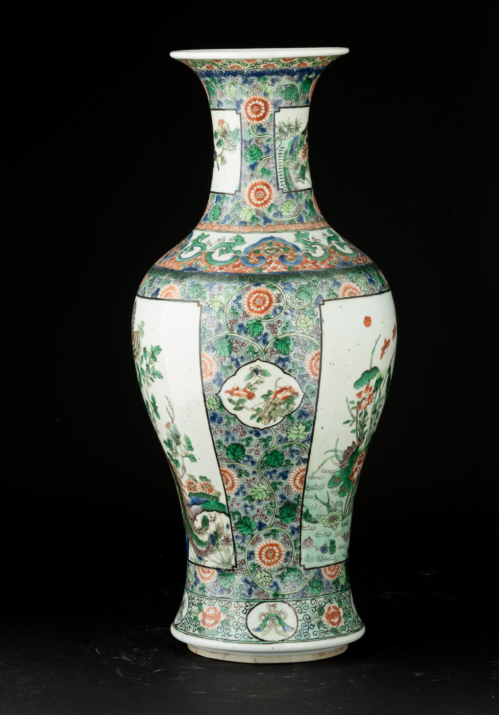 Vaso in Porcellana Famiglia Rosa Raffigurante Scena Naturalistica con Motivi Floreali, Cina, Dina...