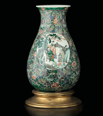 Vaso in Porcellana Famiglia Verde Raffigurante Scena di Corte Entro Riserva e Motivi Naturalistic...