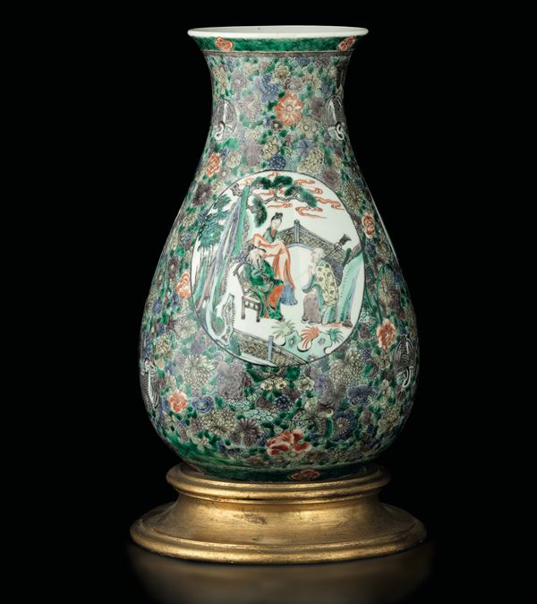 Vaso in porcellana Famiglia Verde raffigurante scena di corte entro riserva e motivi naturalistici e base in legno dorato, Cina, XIX secolo