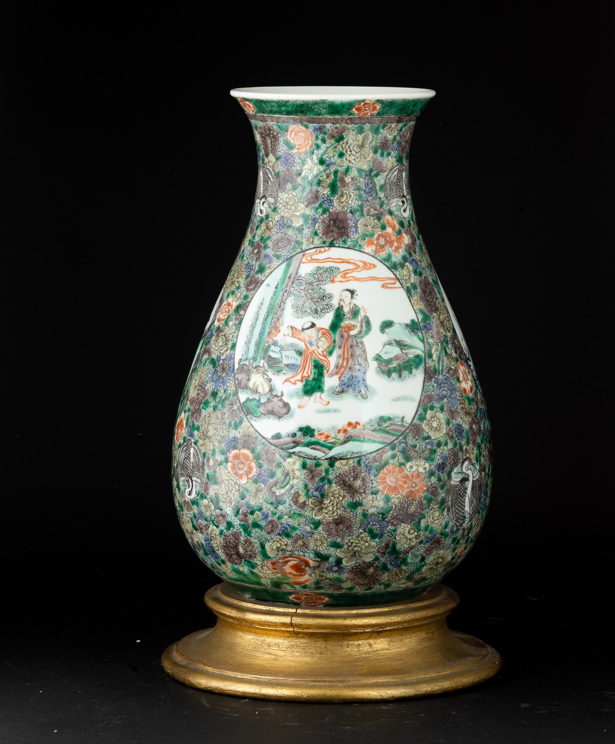 Vaso in Porcellana Famiglia Verde Raffigurante Scena di Corte Entro Riserva e Motivi Naturalistic...