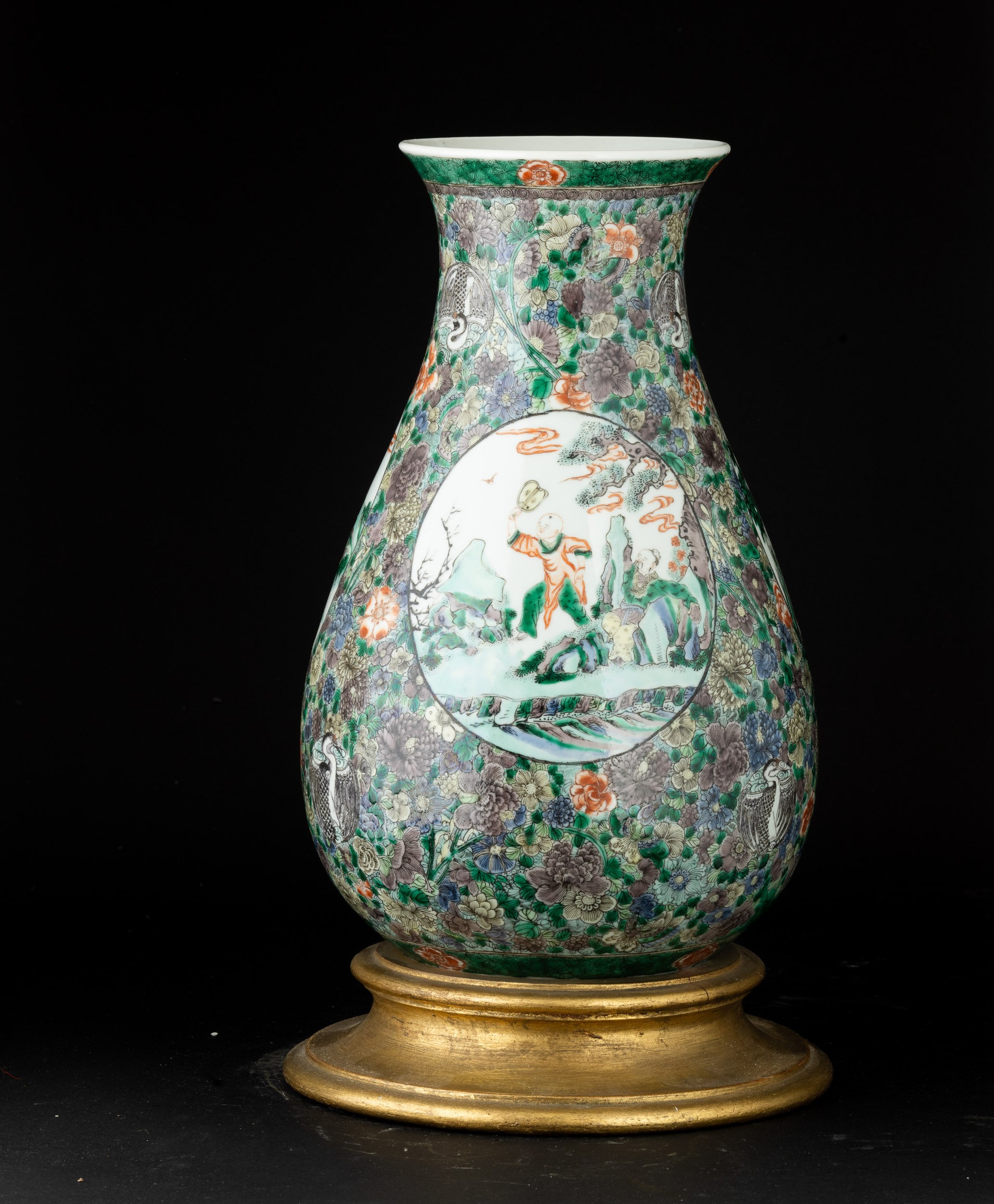 Vaso in Porcellana Famiglia Verde Raffigurante Scena di Corte Entro Riserva e Motivi Naturalistic...