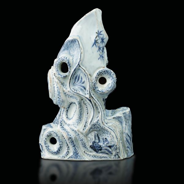 Figura di montagna in porcellana bianca e blu, Cina, Dinastia Qing, XVII secolo