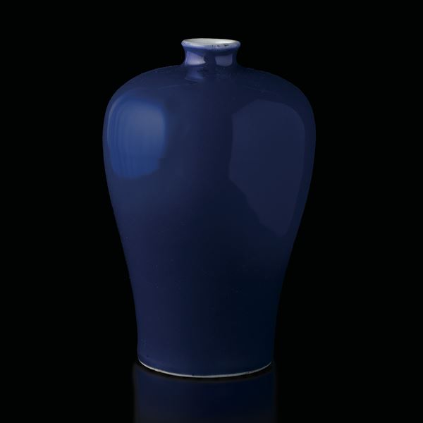 Vaso Meiping in porcellana monocroma a fondo blu sacrificale, Cina, Dinastia Qing (1644-1912)
