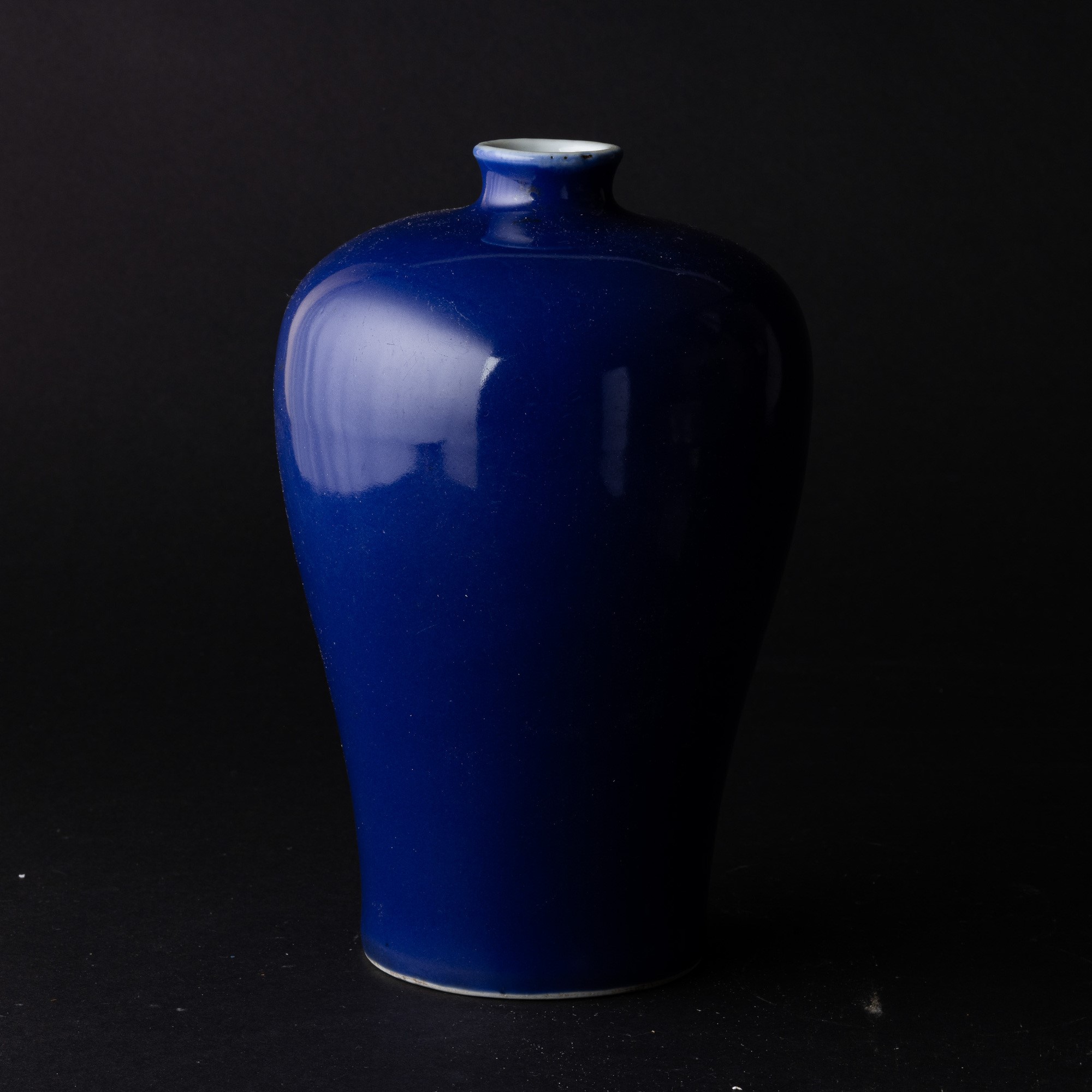 Vaso Meiping in Porcellana Monocroma a Fondo Blu Sacrificale, Cina, Dinastia Qing (1644-1912)