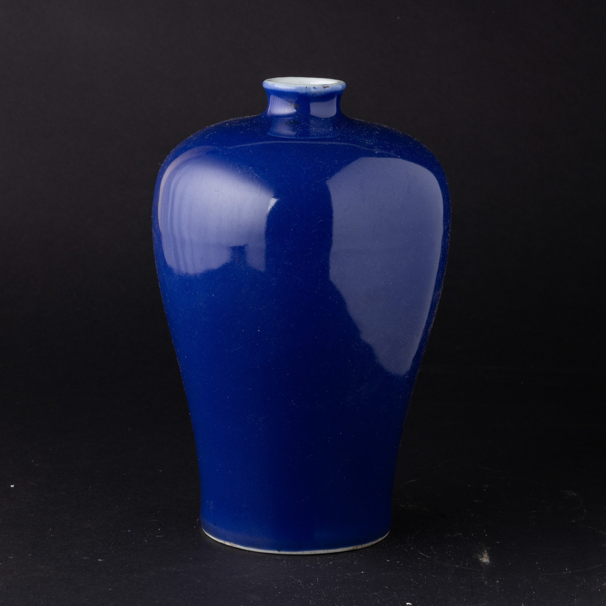 Vaso Meiping in Porcellana Monocroma a Fondo Blu Sacrificale, Cina, Dinastia Qing (1644-1912)