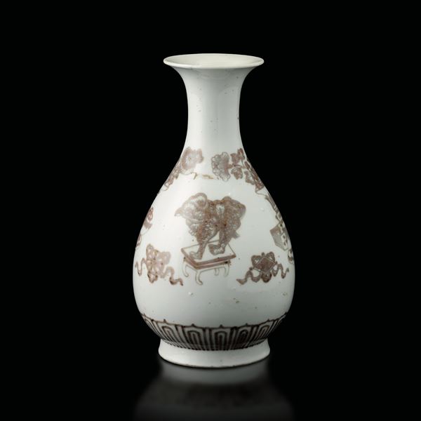 Vaso in porcellana Ming-style underglazed red raffiguranti Cane di Pho e fiori, Cina, Dinastia Qing (1644-1912)