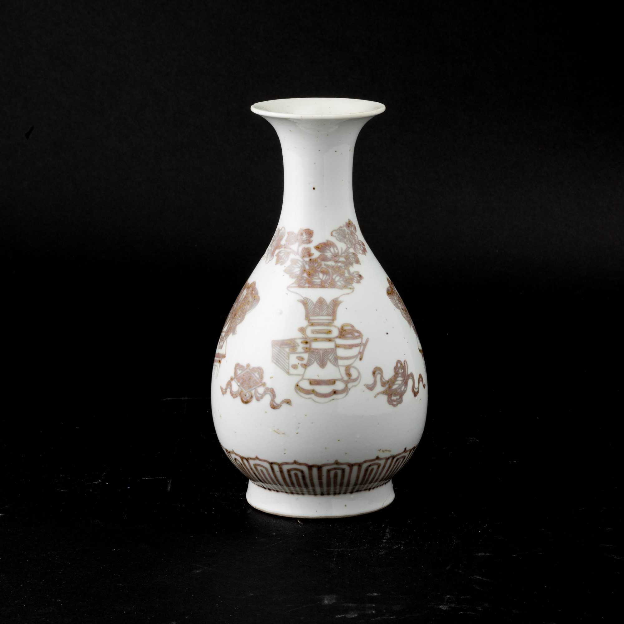 Vaso in Porcellana Ming-style Underglazed Red Raffiguranti Cane di Pho e Fiori, Cina, Dinastia Qi...