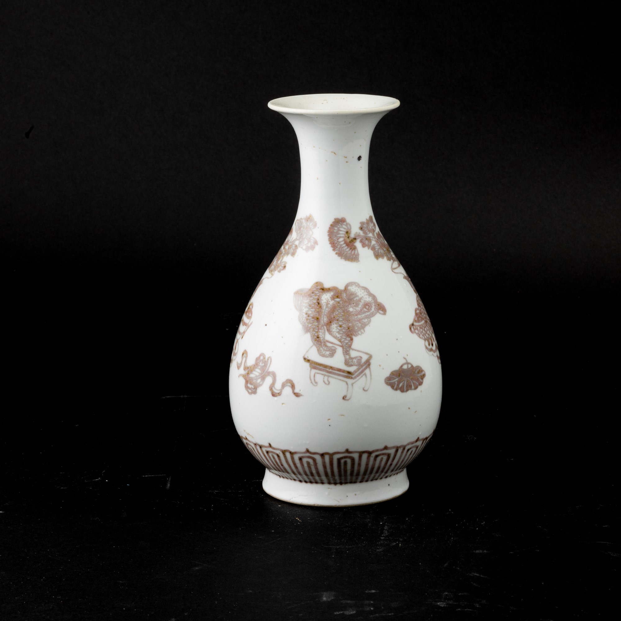 Vaso in Porcellana Ming-style Underglazed Red Raffiguranti Cane di Pho e Fiori, Cina, Dinastia Qi...