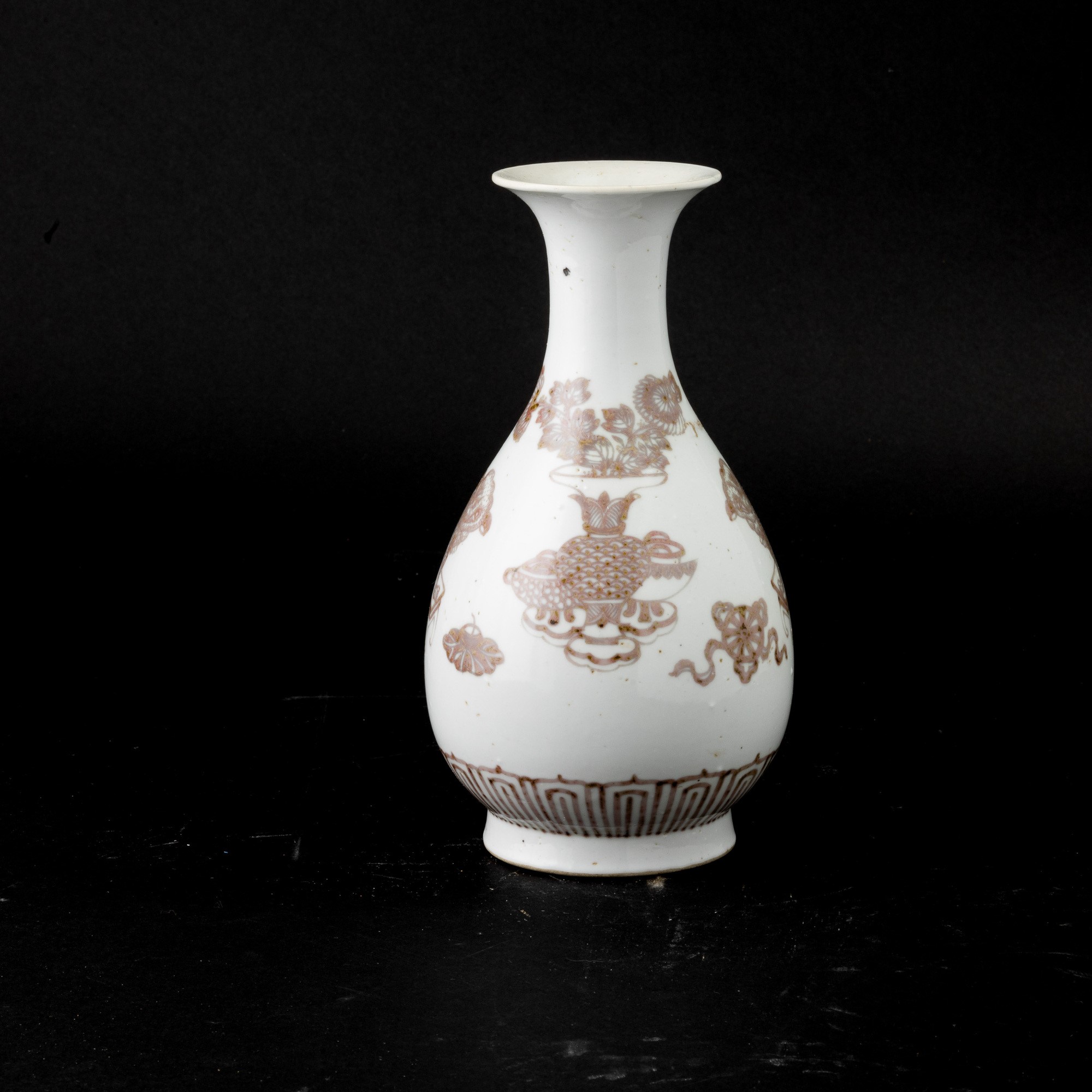Vaso in Porcellana Ming-style Underglazed Red Raffiguranti Cane di Pho e Fiori, Cina, Dinastia Qi...
