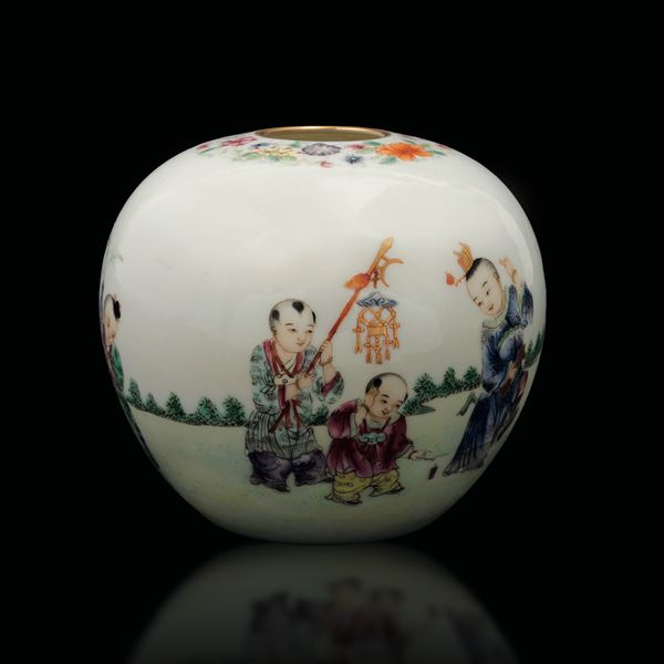 Piccolo vaso in porcellana Famiglia Rosa raffigurante scena di bambini, Cina, Repubblica