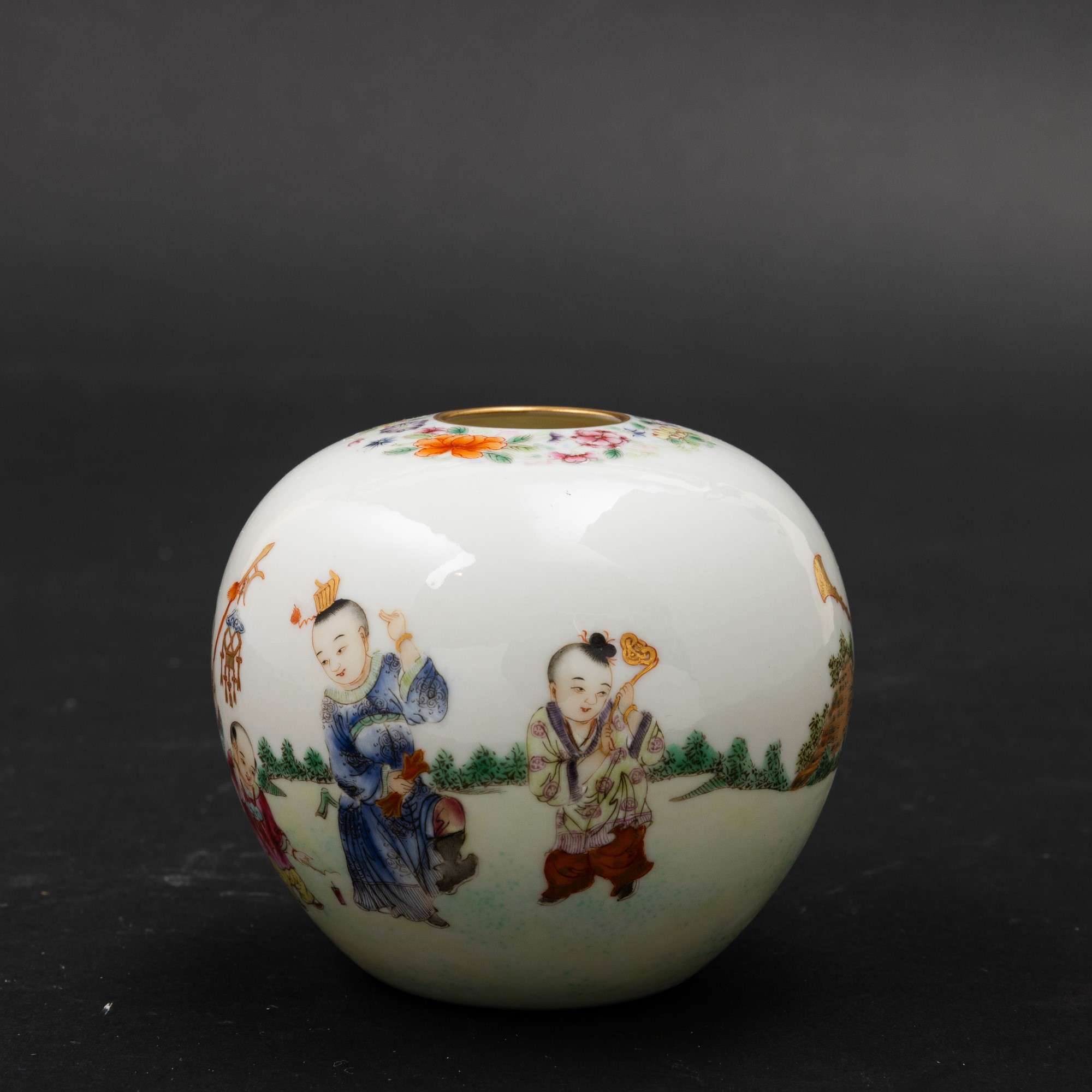 Piccolo Vaso in Porcellana Famiglia Rosa Raffigurante Scena di Bambini, Cina, Repubblica