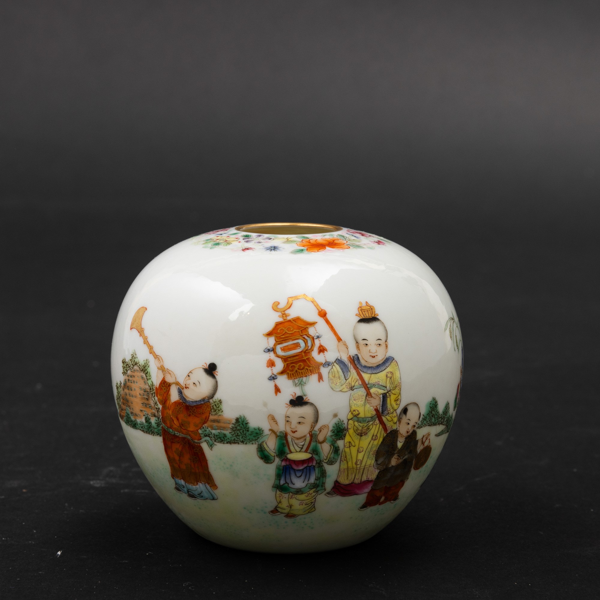 Piccolo Vaso in Porcellana Famiglia Rosa Raffigurante Scena di Bambini, Cina, Repubblica
