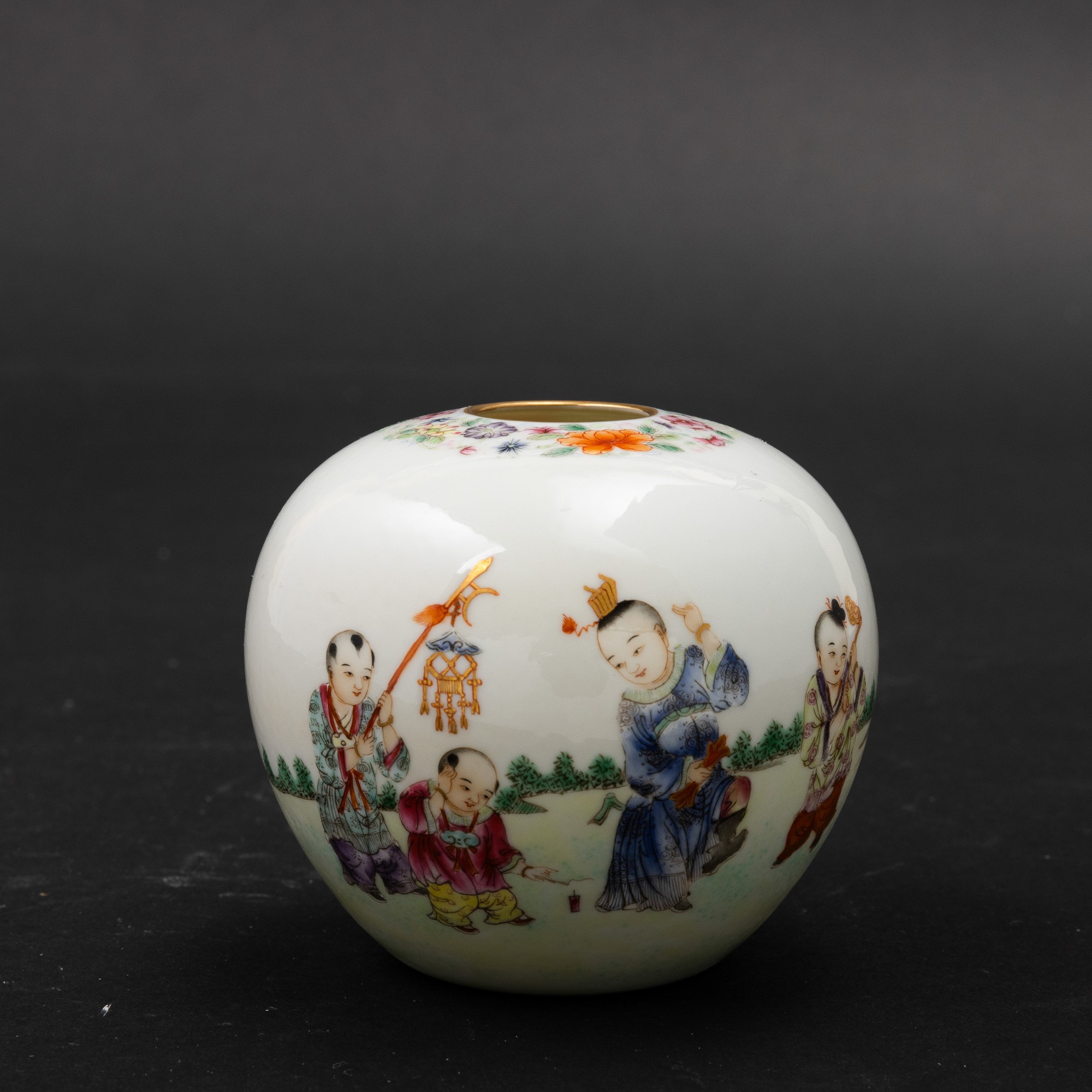 Piccolo Vaso in Porcellana Famiglia Rosa Raffigurante Scena di Bambini, Cina, Repubblica