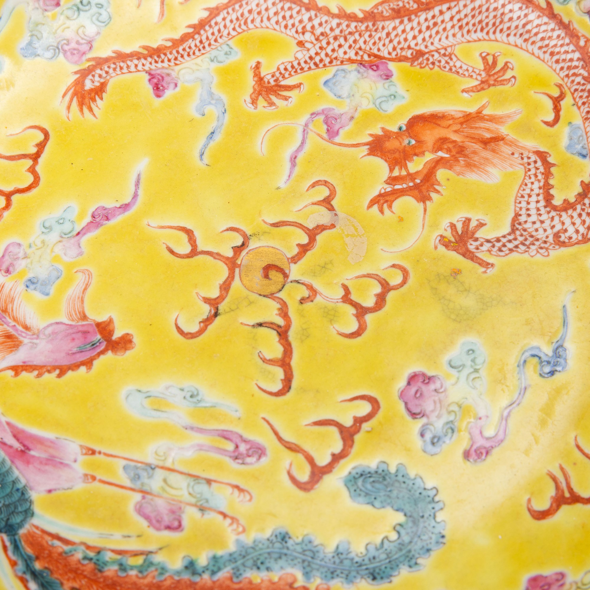 Piatto in Porcellana a Fondo Giallo Raffigurante Drago e Fenice, Cina, Dinastia Qing, Probabilmen...