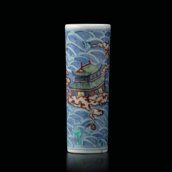 Vaso cilindrico in porcellana policroma raffigurante palazzo e onde, Cina, Dinastia Qing (1644-1912)