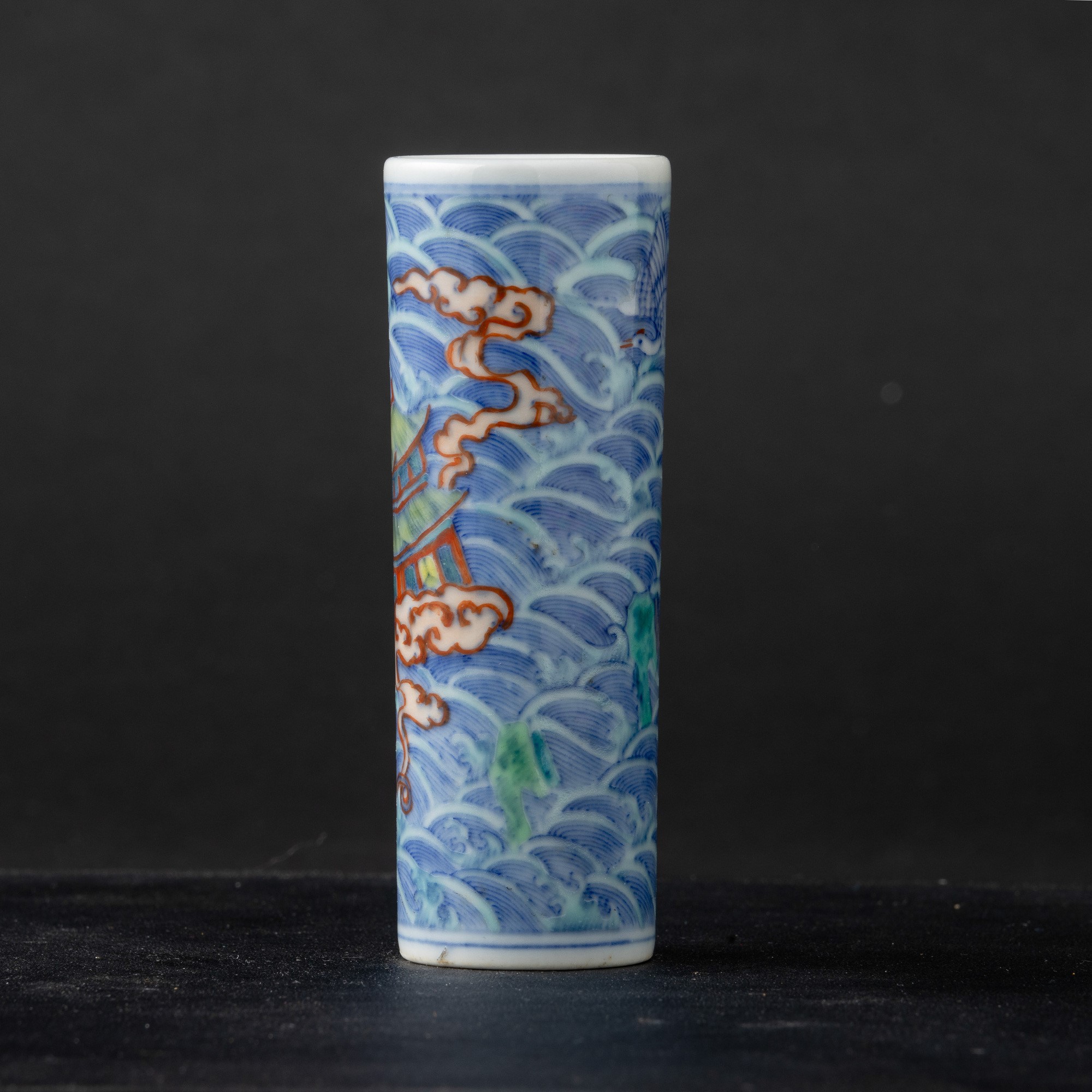 Vaso Cilindrico in Porcellana Policroma Raffigurante Palazzo e Onde, Cina, Dinastia Qing (1644-19...