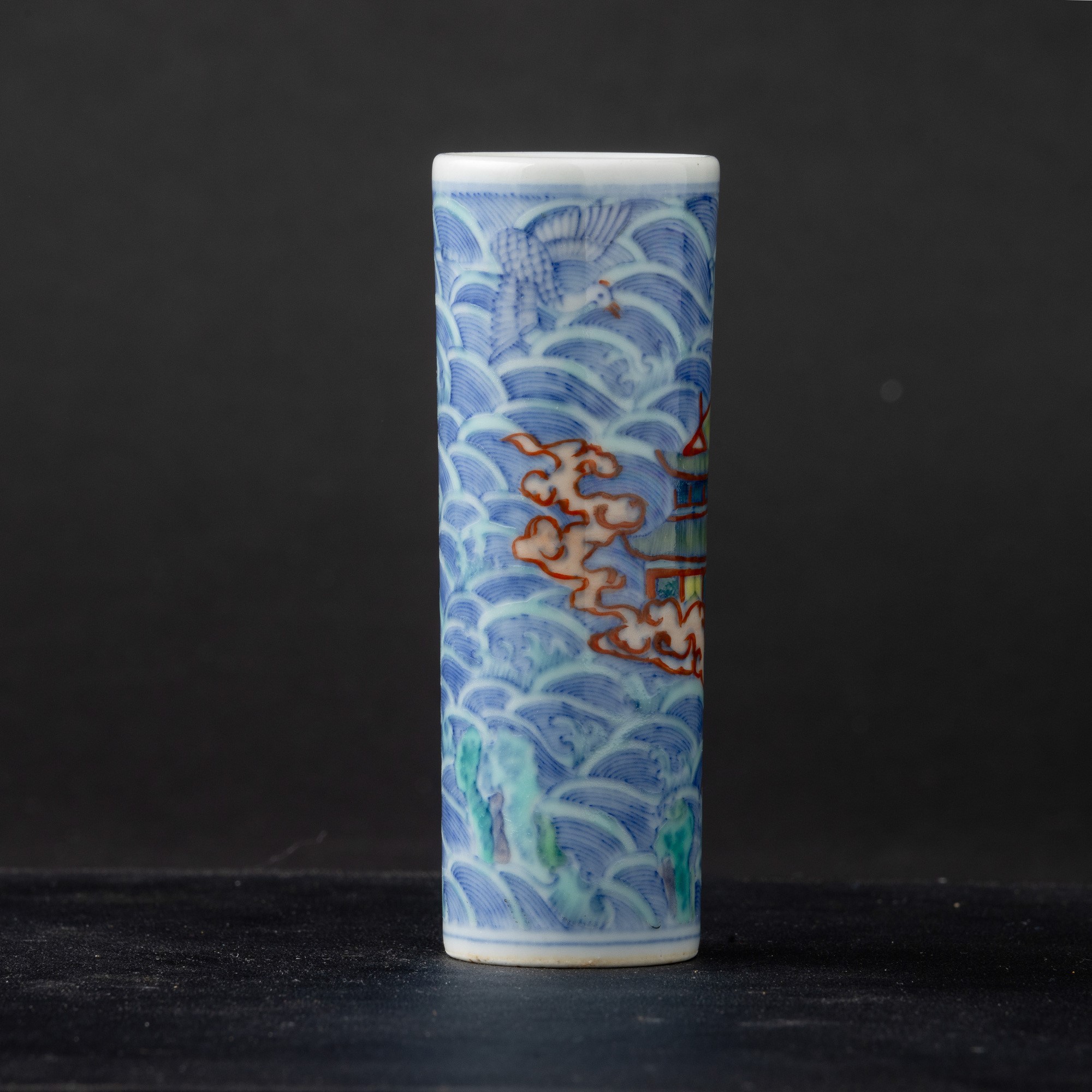 Vaso Cilindrico in Porcellana Policroma Raffigurante Palazzo e Onde, Cina, Dinastia Qing (1644-19...