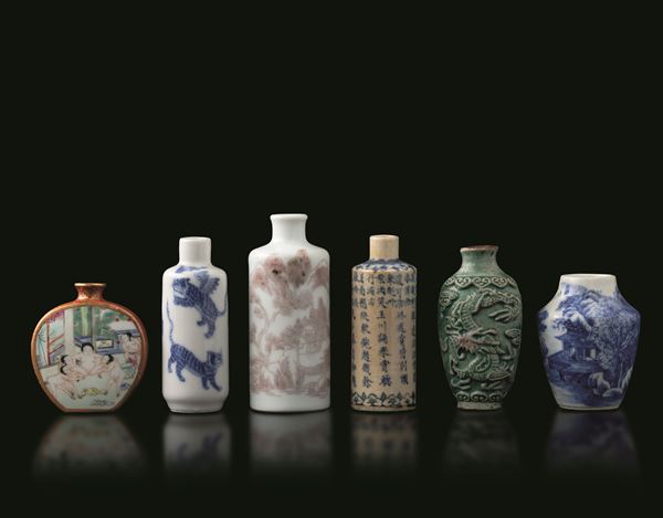 Lotto composto da sei snuff bottle in porcellana con disegni diversi, Cina, Dinastia Qing (1644-1912)