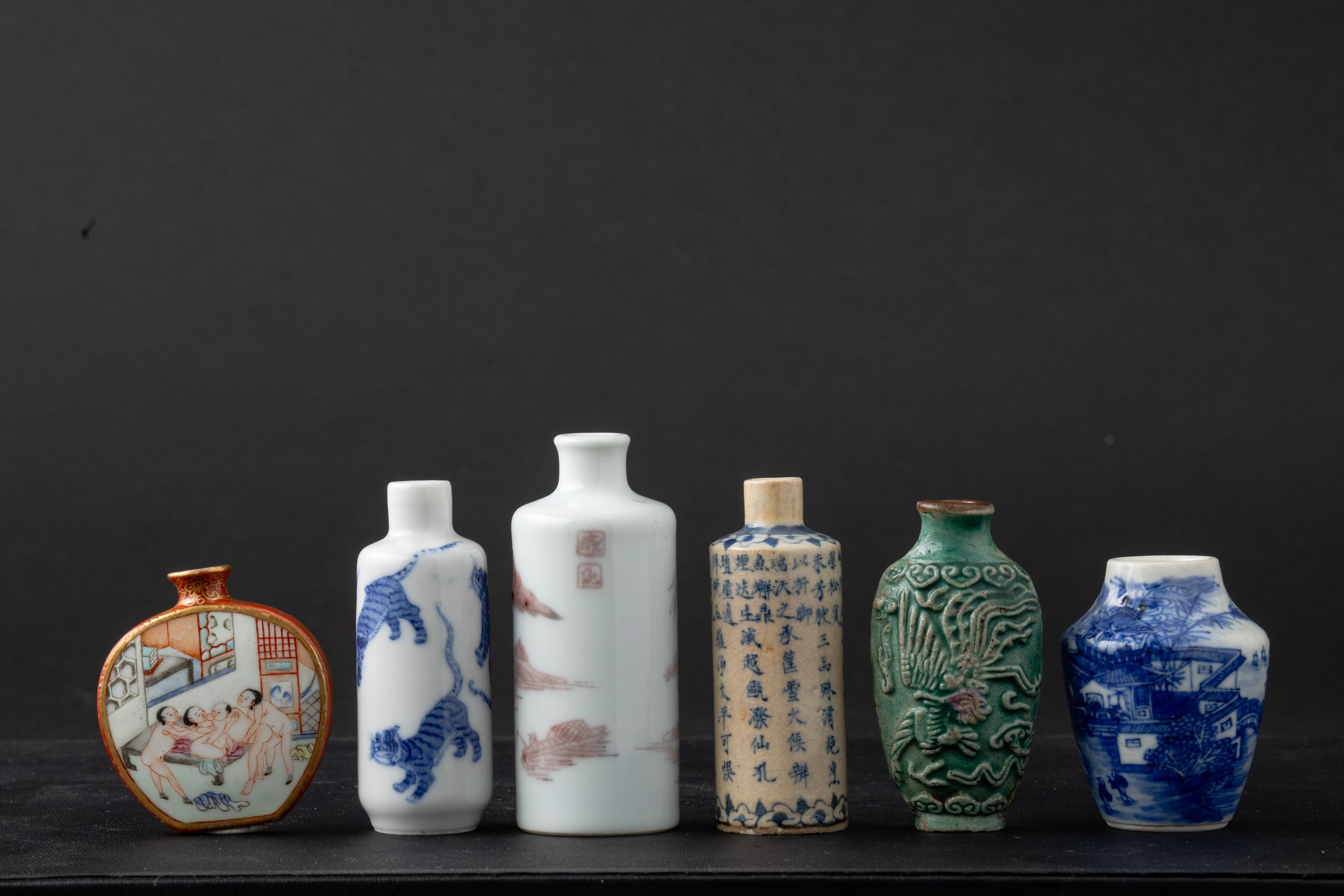 Lotto Composto da Sei Snuff Bottle in Porcellana con Disegni Diversi, Cina, Dinastia Qing (1644-1...