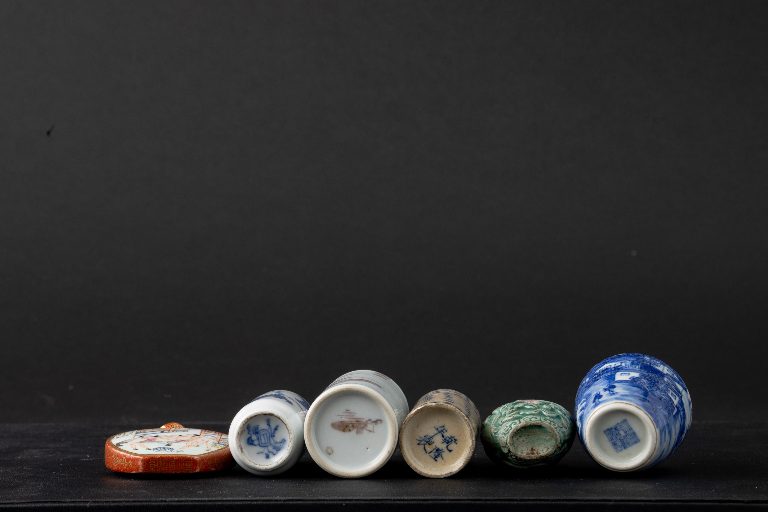 Lotto Composto da Sei Snuff Bottle in Porcellana con Disegni Diversi, Cina, Dinastia Qing (1644-1...
