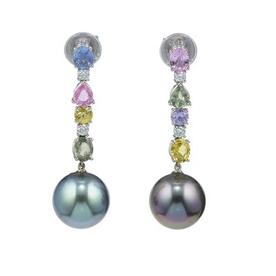 Orecchini pendenti, perle di Tahiti, zaffiri multicolor e diamanti in oro bianco 750/1000