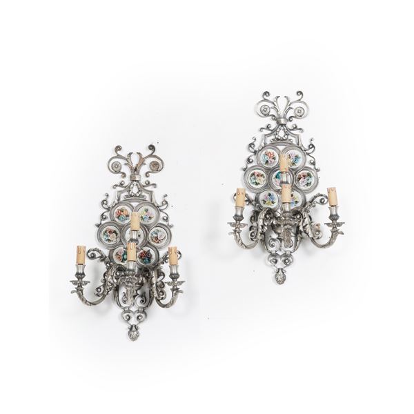 Coppia di appliques a quattro luci con placche floreali in porcellana policroma