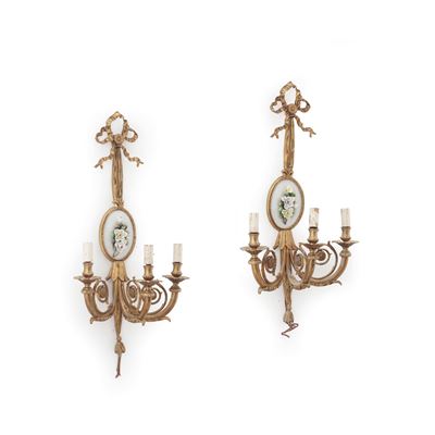 Coppia di Appliques Dorate a Tre Luci con Placca Floreale Policroma Capodimonte, XIX-XX Secolo